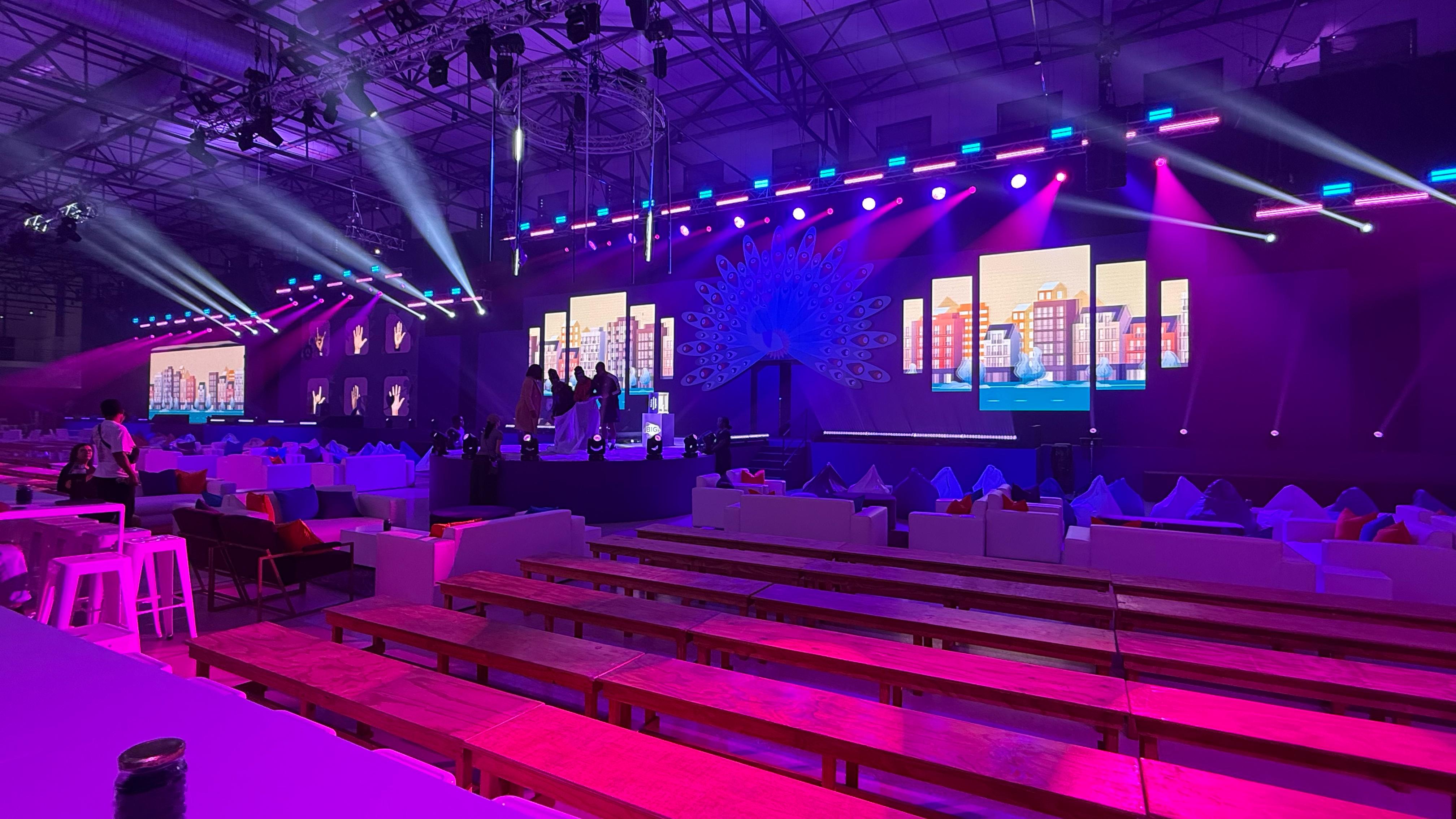 Hollard 2025 — immersive stage floor with arrow projections